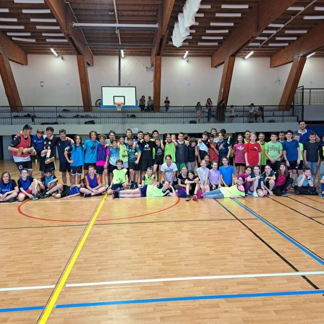 Un tournoi scolaire intra-collèges de handball couronné de succès à Morez Haut Jura !
